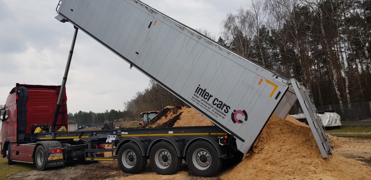 Obsypywanie rzędów materią organiczną